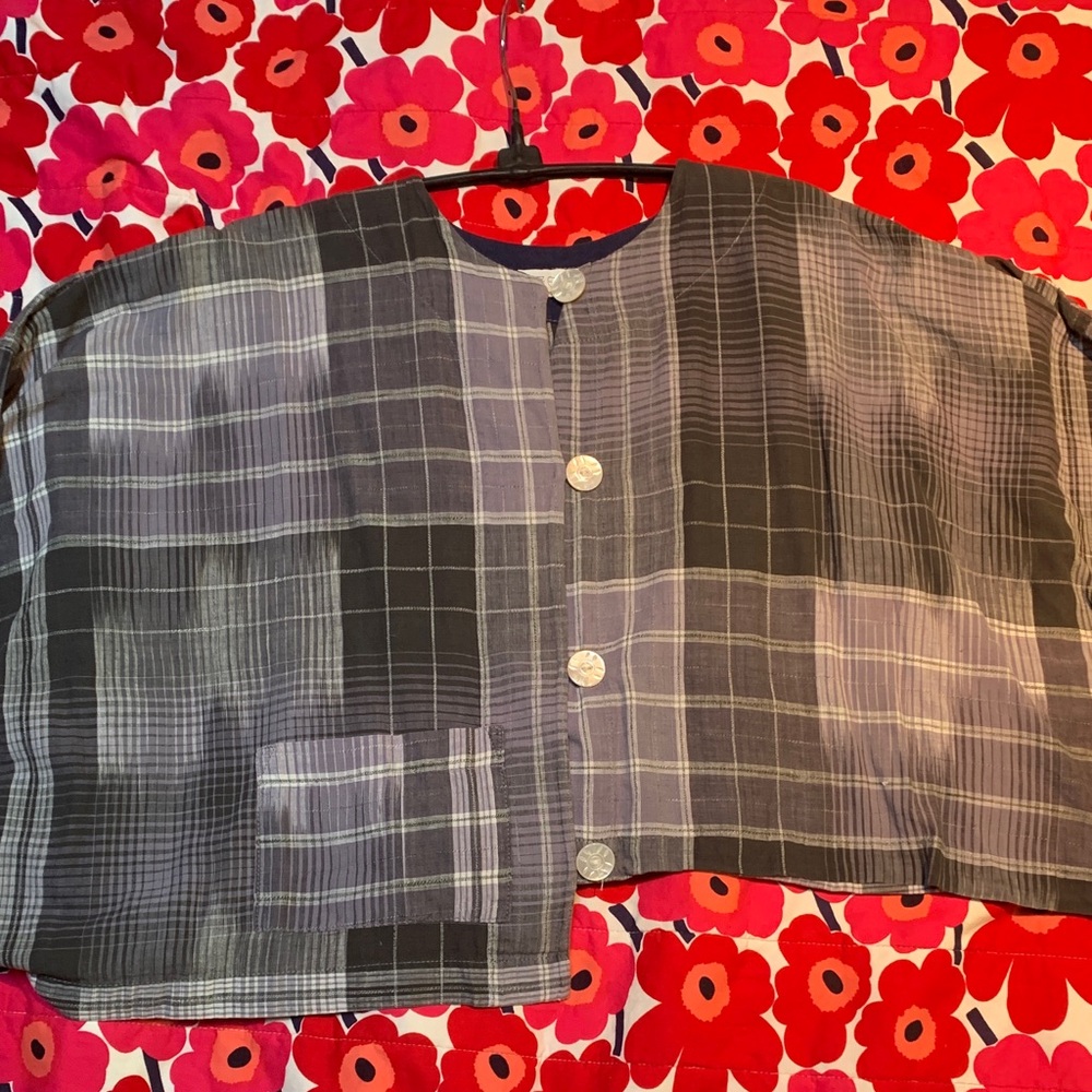 Su-Zen funky asymmetrical top in Black, pale purple, white and gray - Picture 3 of 7